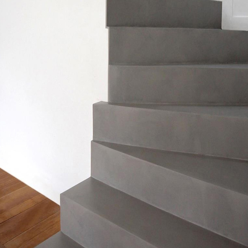 Application béton ciré sur un escalier
